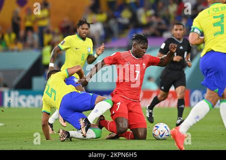 Doha, Qatar. 28th Nov 2022. CASEMIRO (BRA, azione, duelli contro Breel MBOLO (sui). Brasile (BRA) - Svizzera (sui), gruppo fase G il 28th novembre 2022, Stadio 974, Coppa del mondo di calcio 2022 in Qatar dal 20th novembre al 18th dicembre 2022 ? Credito: dpa Picture Alliance/Alamy Live News Foto Stock