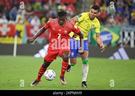 Doha, Qatar. 28th Nov 2022. CASEMIRO (BRA, azione, duelli contro Breel MBOLO (sui). Brasile (BRA) - Svizzera (sui), gruppo fase G il 28th novembre 2022, Stadio 974, Coppa del mondo di calcio 2022 in Qatar dal 20th novembre al 18th dicembre 2022 ? Credito: dpa Picture Alliance/Alamy Live News Foto Stock