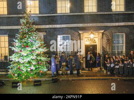 Londra, Regno Unito. 28th Nov 2022. Il primo ministro, Rishi Sunak, accende le luci dell'albero di Natale a Downing Street. A lui si uniscono la moglie Akshata Musty, figlia di Natayana e Sudha Musty. Gli scolari locali cantano caroli natalizi. Credit: Notizie dal vivo di Mark Thomas/Alamy Foto Stock