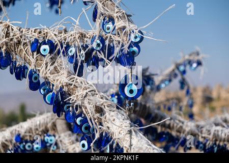 Molti muguleti tradizionali occhio del male amulets sull'albero nazar boncuk da vetro blu Foto Stock