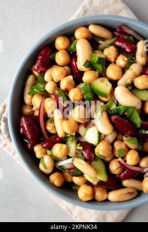 Insalata di tre fagioli fatta in casa in una ciotola, vista dall'alto. Giacitura piana, sovratesta, dall'alto. Primo piano. Foto Stock