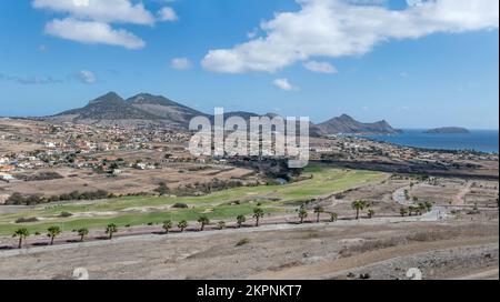 Paesaggio con campo da golf verde sulla arida isola atlantica, girato in piena luce a Porto Santo isola, Portogallo Foto Stock