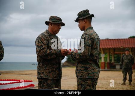 STATI UNITI Corpo Marino Gunnery Sgt. Julio Arango(a sinistra), e Lance CPL. Geovany Rodelapavon (a destra), il più vecchio e più giovane Marines presente, con 4th reggimento Marino festeggia il 247th° compleanno del corpo Marino durante un taglio di torta consueto a Camp Schwab, Okinawa, Giappone, 2 novembre 2022. Il reggimento ha anche celebrato il compleanno con la tradizionale lettura del messaggio di compleanno del Gen. John A. Lejeune e una passeggiata di 17,75 km. Foto Stock