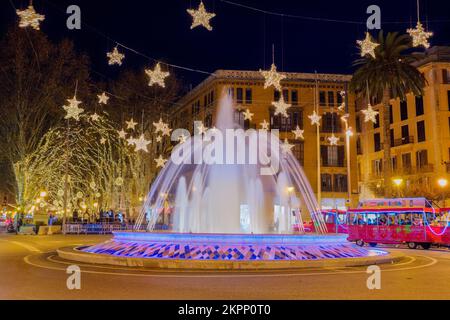 Luci di Natale sulla fontana a Plaza de la Reina in es Born, famosa passeggiata a Palma. Palma, Maiorca, Isole Baleari, Spagna. Foto Stock