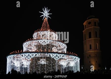 Vilnius, Lituania - 27 novembre 2022: Bellissimo albero di Natale decorato, mercatino di Natale in piazza della Cattedrale di Vilnius, Vilnius, Lituania Foto Stock