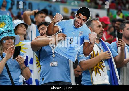 Fan dell'Uruguay con Luis Suarez negli stand prima della partita di Coppa del mondo FIFA Group H allo stadio di Lusail, in Qatar. Data immagine: Lunedì 28 novembre 2022. Foto Stock