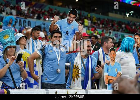 Fan dell'Uruguay con Luis Suarez negli stand prima della partita di Coppa del mondo FIFA Group H allo stadio di Lusail, in Qatar. Data immagine: Lunedì 28 novembre 2022. Foto Stock