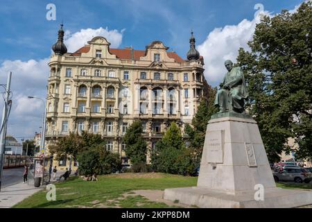 Praga, Repubblica Ceca - 5 settembre 2022: Edifici tradizionali sulle rive del fiume Moldava Foto Stock