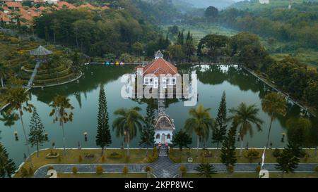 Vista aerea del Taman Ujung Water Palace all'alba, Karangasem, Bali, Indonesia Foto Stock
