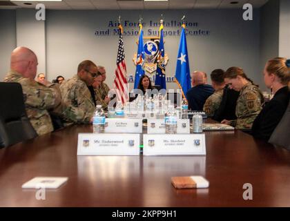 Kristyn Jones, Vice Segretario dell'Aeronautica militare per la gestione finanziaria e il controllore, riceve un briefing sulle operazioni del Centro di installazione e supporto delle missioni dell'Aeronautica militare dal Gen. John Allen, comandante dell'AFIMSC, e dal col. Kelly Sams, vice comandante dell'AFIMSC, presso la Joint base San Antonio-Lackland, Texas, novembre 2. Allen e Sams hanno fornito aggiornamenti sul programma di finanziamento AFIMSC conduce operazioni di installazione e supporto alle missioni in tutto il Dipartimento dell'Aeronautica militare. Foto Stock