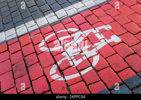 Cartello rosso per la pista ciclabile sulla strada di Praga Foto Stock