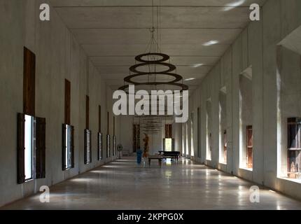 Sala principale con figura di passaggio. Plantel Matilde, Merida, Messico. Architetto: Javier Marín e Arcadio Marín, 2018. Foto Stock