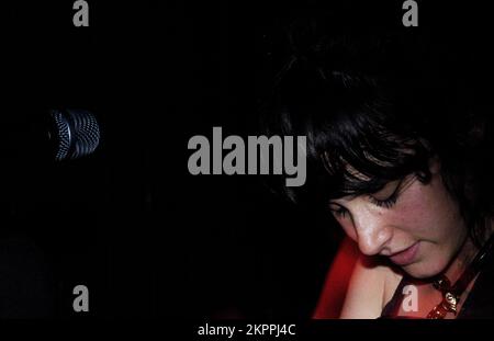 JUANITA STEIN, HOWLING BELLS, YOUNG, 2006: Cantante e chitarrista Juanita Stein dei ULULULATI BELLS suona un concerto all'inizio della carriera dal vivo al Barfly di Cardiff, 19 luglio 2006. Fotografia: ROB WATKINS. INFO: Howling Bells è un gruppo indie rock australiano formato nel 2004, noto per il loro suono oscuro e atmosferico e i testi evocativi. Guidati dalla cantante Juanita Stein, hanno ottenuto il plauso con il loro album di debutto omonimo e hanno continuato a influenzare la scena musicale indie. Foto Stock