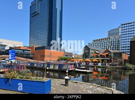 Gas Street Basin nel centro di Birmingham UK e parte dei corsi d'acqua della città Foto Stock