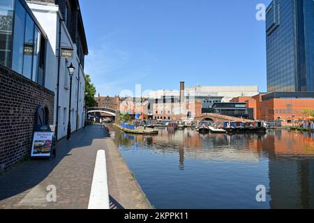 Gas Street Basin nel centro di Birmingham UK e parte dei corsi d'acqua della città Foto Stock