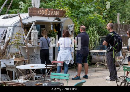 Praga, Repubblica Ceca - 5 settembre 2022: Caffetteria Cocovan Hipster nel Parco Legií Foto Stock