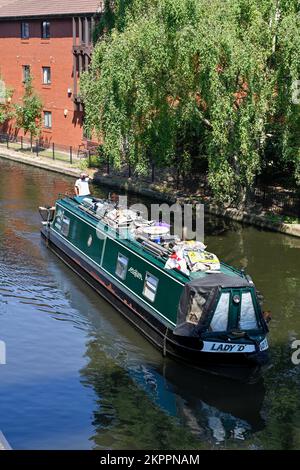 Chiatta funzionante sui canali di Birmingham nel Regno Unito vicino al centro di Birmingham Foto Stock