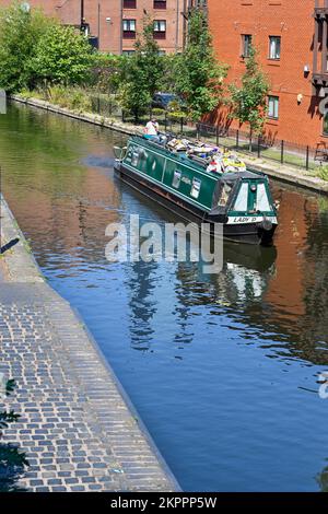 Chiatta funzionante sui canali di Birmingham nel Regno Unito vicino al centro di Birmingham Foto Stock