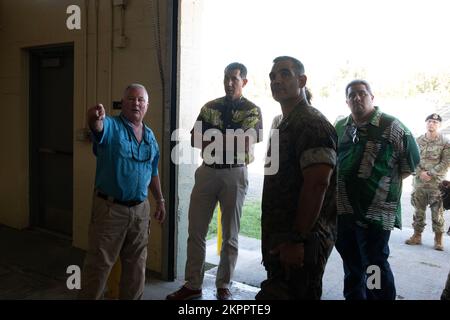 DaN Geltmacher, manager della gamma e della formazione, Marine Corps base Hawaii, conduce un tour dei Marine Corps Training Area Bellows per il Congressman Kaiali'i Kahele, rappresentante degli Stati Uniti, durante una visita a MCTAB, Hawaii, 4 novembre 2022. Lo scopo della visita era quello di consentire a Kahele di comprendere meglio l'uso attuale dei mantici, l'uso futuro e gli argomenti condivisi di interesse comunitario. È stata anche un'opportunità per creare un ambiente per la collaborazione futura, la trasparenza e discussioni mirate su argomenti. Foto Stock