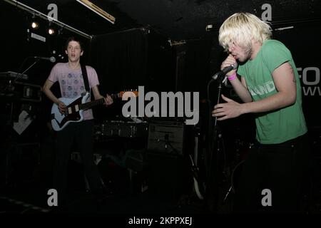 LOVVERS, PUNK BAND, 2007: Shaun Hencher cantante con I LOVVERS suonano al Clwb Ifor Bach (The Welsh Club) a Cardiff il 17 febbraio 2008. Fotografia: ROB WATKINS. INFO: Lovvers sono stati un gruppo punk rock britannico formatosi nel 2006, noto per il loro suono grezzo, energetico e l'etica del fai da te. Le loro intense esibizioni dal vivo e album come "OCD Go Go Go Girls" hanno ottenuto un seguito underground dedicato prima che si sciolgano nel 2010. Foto Stock