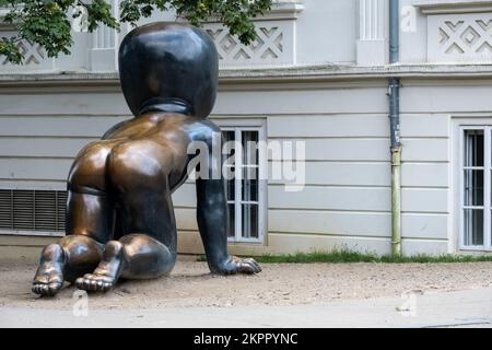 Praga, Repubblica Ceca - 5 settembre 2022: Crawling Babies (ceco: Miminka) dell'artista David Cerny Foto Stock