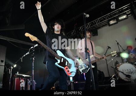 KLAXONS, CONCERTO, 2007: Il chitarrista dei Klaxons Simon Taylor-Davis (alias Captain Strobe) con il cantante e bassista Jamie Reynolds nel NME Rave Tour alla Cardiff Students' Union in Galles, 11 febbraio 2007. Fotografia: ROB WATKINS. I Klaxons sono un gruppo musicale britannico formatosi nel 2005, noto per essere stato il pioniere del nuovo genere rave. Il loro suono energetico fonde elementi indie rock, elettronici e dance-punk. Hanno guadagnato fama con il loro album di debutto "Myths of the Near Future", con successi come "Golden Skans". Foto Stock