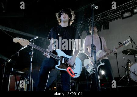 KLAXONS, CONCERTO, 2007: Il chitarrista dei Klaxons Simon Taylor-Davis (alias Captain Strobe) con il cantante e bassista Jamie Reynolds nel NME Rave Tour alla Cardiff Students' Union in Galles, 11 febbraio 2007. Fotografia: ROB WATKINS. I Klaxons sono un gruppo musicale britannico formatosi nel 2005, noto per essere stato il pioniere del nuovo genere rave. Il loro suono energetico fonde elementi indie rock, elettronici e dance-punk. Hanno guadagnato fama con il loro album di debutto "Myths of the Near Future", con successi come "Golden Skans". Foto Stock