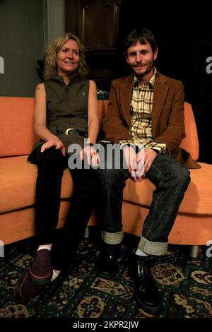 JO BARTLETT, DANNY HAGAN, GREEN MAN FONDATORI DEL FESTIVAL, 2006: Joe e Danny, che gestiscono il Green Man Festival, ai Popfactory Awards nel Coal Exchange a Cardiff, novembre 30 2006. Fotografia: ROB WATKINS. INFO: IT's Jo and Danny è il duo musicale elettronico/folk di Jo Bartlett e Danny Hagan. Nel 2003 Jo e Danny fondarono il Green Man Festival in Galles, che tennero fino a quando non vendettero il festival, dopo l'edizione del 2011. Foto Stock