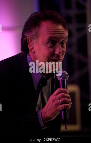 TONY CHRISTIE, LEGGENDA DELLA MUSICA, 2006: Tony Christie ai Popfactory Awards nel Coal Exchange a Cardiff, Galles, Regno Unito, il 30 2006 novembre. Fotografia: ROB WATKINS. INFO: Tony Christie, nato il 25 aprile 1943, è un famoso cantante inglese, meglio conosciuto per il suo successo 'Is This the Way to Amarillo'. Con una carriera di oltre cinquant'anni, la potente voce e il classico stile pop di Christie lo hanno reso una figura amata nella musica britannica. Foto Stock