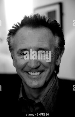 TONY CHRISTIE, LEGGENDA DELLA MUSICA, 2006: Tony Christie backstage ai Popfactory Awards nel Coal Exchange a Cardiff, Galles, Regno Unito, il 30 2006 novembre. Fotografia: ROB WATKINS. INFO: Tony Christie, nato il 25 aprile 1943, è un famoso cantante inglese, meglio conosciuto per il suo successo 'Is This the Way to Amarillo'. Con una carriera di oltre cinquant'anni, la potente voce e il classico stile pop di Christie lo hanno reso una figura amata nella musica britannica. Foto Stock