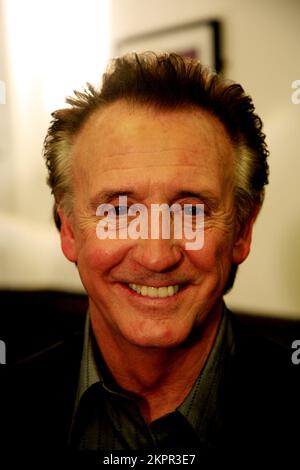 TONY CHRISTIE, LEGGENDA DELLA MUSICA, 2006: Tony Christie backstage ai Popfactory Awards nel Coal Exchange a Cardiff, Galles, Regno Unito, il 30 2006 novembre. Fotografia: ROB WATKINS. INFO: Tony Christie, nato il 25 aprile 1943, è un famoso cantante inglese, meglio conosciuto per il suo successo 'Is This the Way to Amarillo'. Con una carriera di oltre cinquant'anni, la potente voce e il classico stile pop di Christie lo hanno reso una figura amata nella musica britannica. Foto Stock