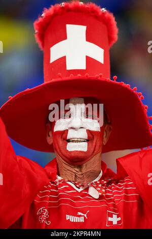 Doha, Qatar. 28th Nov 2022. Il sostenitore della Svizzera si pone per una foto prima della Coppa del mondo FIFA Qatar 2022 Group G match tra Brasile e Svizzera allo Stadio 974. (Credit Image: © Florencia Tan Jun/PX Imagens via ZUMA Press Wire) Credit: ZUMA Press, Inc./Alamy Live News Foto Stock