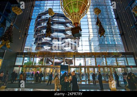 New York, NY – USA – 20 novembre 2022 Vista dei turisti godendo della lobby decorata di Hudson Yards, un vasto spazio al dettaglio con oltre 100 negozi e. Foto Stock