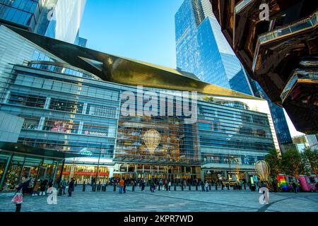 New York, NY – USA – 20 novembre 2022 Vista degli acquirenti e dei turisti che si godono Hudson Yards, un vasto spazio di vendita al dettaglio con più di 100 negozi e 25 r Foto Stock