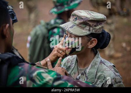 Staff Sgt. Annora Borja, Logistics Advisor, manovage Advisor Team 5211, riceve una lezione sulle tecniche di camouflage indonesiane dalla Tentara Nasional Indonesia Angkatan Darat al JPMRC 23-01 alla Schofield Barracks, Hawaii, 02 novembre 2022. JPMRC 23-01 è un coinvolgente evento formativo che si estende su più isole delle Hawaii e che valuta la preparazione di elementi della divisione fanteria 25th e di alleati e partner. La rotazione permette a questi elementi di valutare la preparazione alle Hawaii invece del National Training Center in California o del Joint Readiness Training Center in Louisiana, risparmiando migliaia di d. Foto Stock