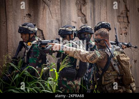 Jeremy Mireles, 5th SFAB manovratore squadra 5211, suggerisce una manovra di terra per i soldati Angkatan Darat Tentara Nasional Indonesia durante JPMRC 23-01 presso la Schofield Barracks, Hawaii, 2 novembre, 2022 JPMRC 23-01 è un coinvolgente evento formativo che abbraccia più isole delle Hawaii e valuta la preparazione di elementi di 25th divisione fanteria e alleati e partner. La rotazione permette a questi elementi di valutare la preparazione alle Hawaii invece del National Training Center in California o del Joint Readiness Training Center in Louisiana, risparmiando migliaia di persone Foto Stock