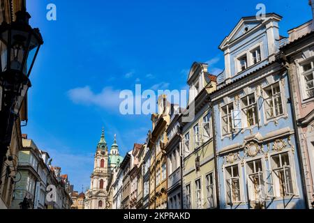 Praga, Repubblica Ceca - 5 settembre 2022: Facciate di case tradizionali in via Mostecka Foto Stock