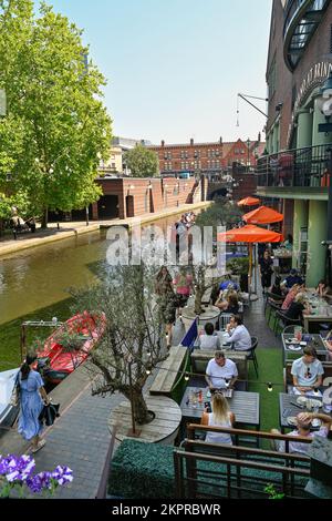 Ristoranti all'aperto vicino al gas St Basin sul sistema di canali interni di Birmingham Foto Stock