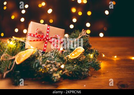 Confezione regalo di Capodanno su carta kraft Foto Stock