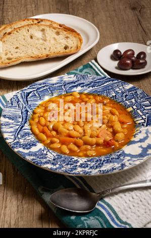 Zuppa di fagioli fatta in casa con verdure . Zuppa di fagioli greci con pomodori, carote, sedano e cipolle. Fasolada Foto Stock