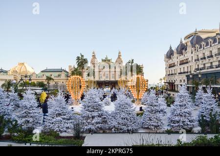 Decorazioni per alberi di Natale su Piazza del Casinò, Monte Carlo, Monaco, dicembre 2019. Foto Stock