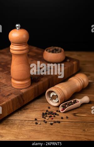 Mulino di pepe di legno. Macinacaffè di legno per sale o pepe Foto Stock