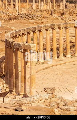 Jerash, Giordania. Vista ad angolo alto della piazza con fila di colonne di Oval Forum Plaza presso il sito archeologico, rovine di epoca greca e romana Foto Stock