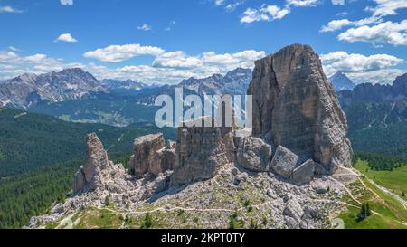 Arrampicata nelle cinque Torri,Dolomiti,Italia.cinque torri e formazioni rocciose vicino a Cortina d'Ampezzo attraggono molti turisti.pittoresche Alpi dolomitiche Foto Stock