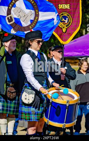 Un batterista suona con una band di cornamuse durante l'annuale Celtic Music Festival e Scottish Highland Games, 13 novembre 2022, a Gulfport, Mississippi. Foto Stock