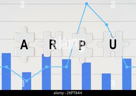 Concetto aziendale. Sui rapporti di affari - i diagrammi sono puzzle con l'iscrizione - ARPU Foto Stock