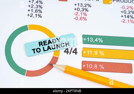 Concetto aziendale. Sul diagramma aziendale sono presenti una penna e un adesivo con l'iscrizione - Pronto per il lancio Foto Stock