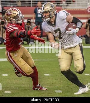 Santa Clara, California, Stati Uniti. 27th Nov 2022. San Francisco 49ers linebacker Azeez al-Shaair (51) insegue New Orleans Saints Tight End Taysom Hill (7) domenica 27 novembre 2022, allo stadio Levis di Santa Clara, California. Il 49ers sconfisse i Santi 13-0. (Credit Image: © al Golub/ZUMA Press Wire) Foto Stock