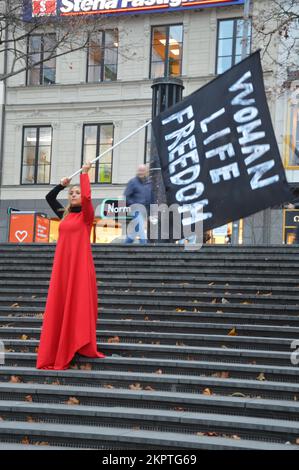 Stoccolma, Svezia - 11 novembre 2022 - protesta dell'Iran - una donna che rinuncia alla bandiera "Donna, vita, libertà" al torg di Sergels. (Foto di Markku Rainer Peltonen) Foto Stock