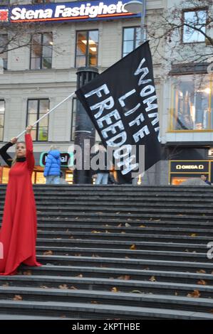 Stoccolma, Svezia - 11 novembre 2022 - protesta dell'Iran - una donna che rinuncia alla bandiera "Donna, vita, libertà" al torg di Sergels. (Foto di Markku Rainer Peltonen) Foto Stock